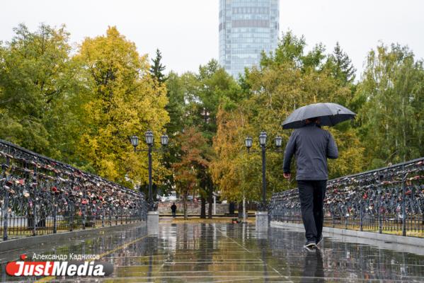В Екатеринбурге бабье лето резко сменилось дождями и холодом. Смотрим с JustMedia.ru, насколько горожане готовы к осени - Фото 9