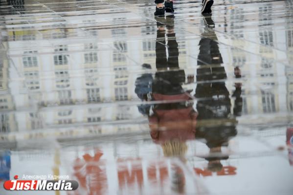 В Екатеринбурге бабье лето резко сменилось дождями и холодом. Смотрим с JustMedia.ru, насколько горожане готовы к осени - Фото 8