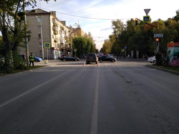 В Екатеринбурге водитель Toyota Land Cruiser сбил скейтборбиста, который пересекал перекресток на красный - Фото 2