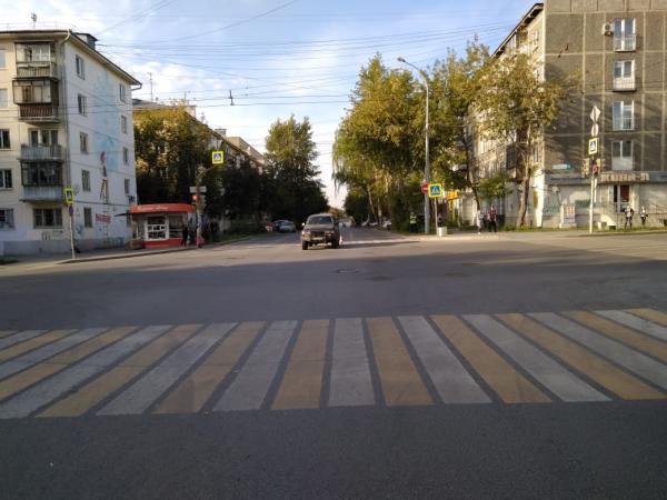 В Екатеринбурге водитель Toyota Land Cruiser сбил скейтборбиста, который пересекал перекресток на красный - Фото 3
