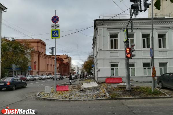 В центре Екатеринбурга сняли с тротуара асфальт, уложенный два дня назад - Фото 2