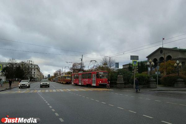 В Екатеринбурге на проспекте Ленина встали трамваи из-за пассажирки, которой стало плохо - Фото 3