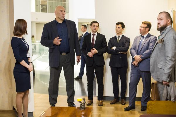 «Быстро обошел экспозицию второго этажа и отказался давать интервью». Подробности визита Валуева в ЕЦ - Фото 3