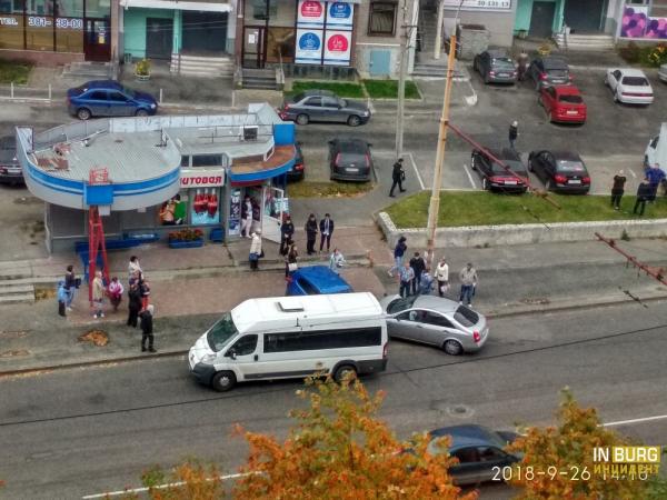 На Ботанике после массового ДТП две иномарки вылетели на остановку с людьми. ФОТО - Фото 2
