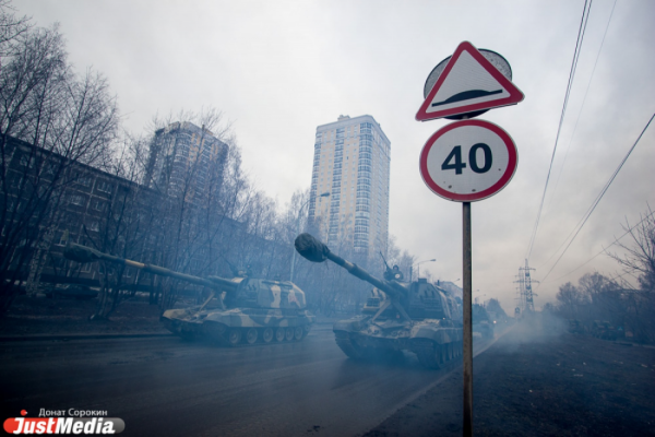 Репетиция парада Победы на улице Новосибирская 