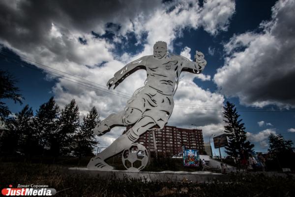 Открытие скульптур футболистов около парка ЦПКиО