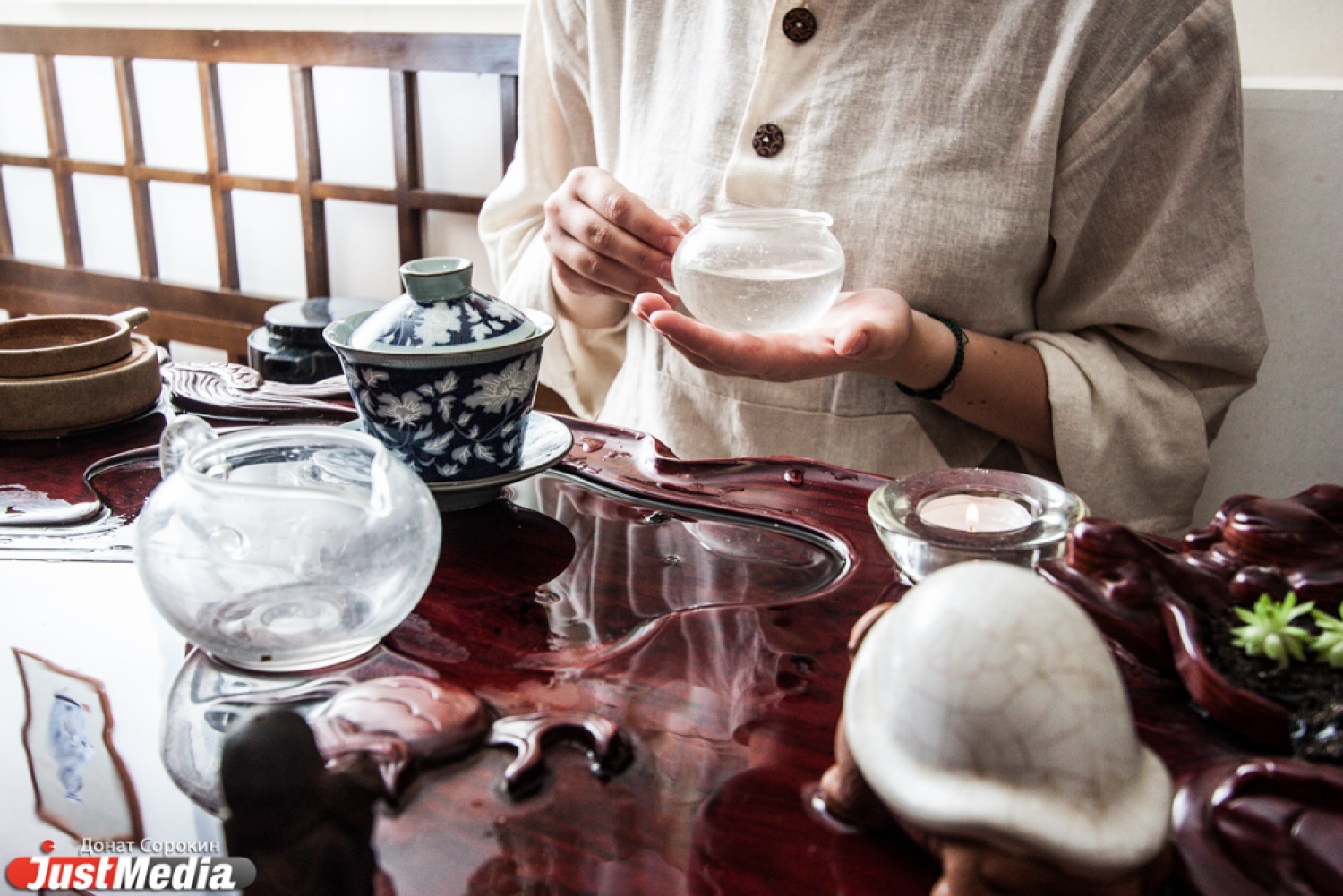 Мытье чаем. Чайный мастер Япония. Китайская чайная церемония. Мастер чайной церемонии.