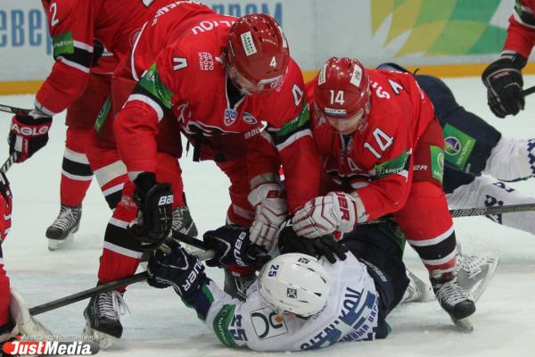 Хоккейные матчи "Автомобилиста" против "Барыса" и "Югры"