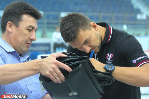 Встреча хоккейного клуба "Автомобилист" с болельщиками