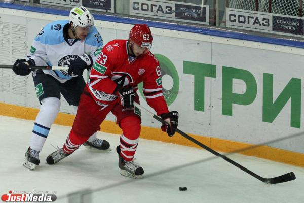 Хоккейный матч "Автомобилист" - "Сибирь"