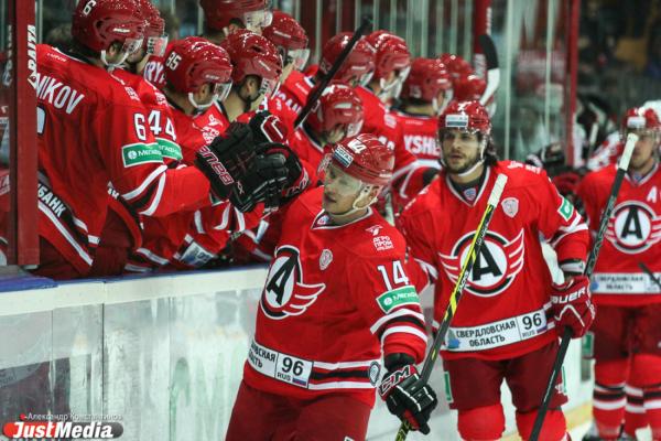 Хоккейный матч "Автомобилист" - "Трактор"