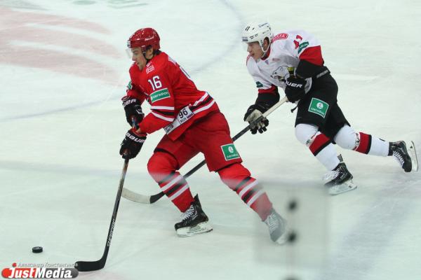 Хоккейный матч "Автомобилист" - "Трактор"