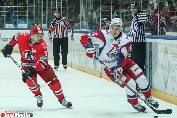 Хоккейный матч "Автомобилист" - "Локомотив"