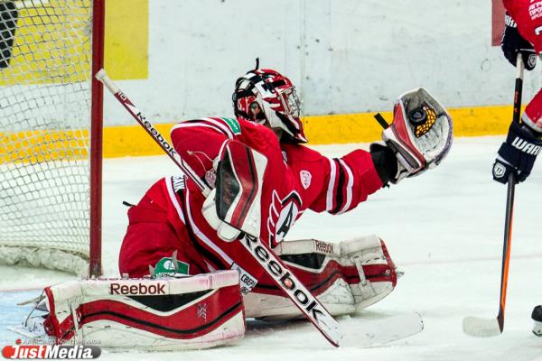 Хоккейный матч "Автомобилист" - "Лада"