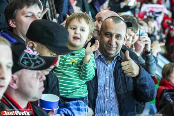 Хоккейный матч "Автомобилист" - "Ак Барс"