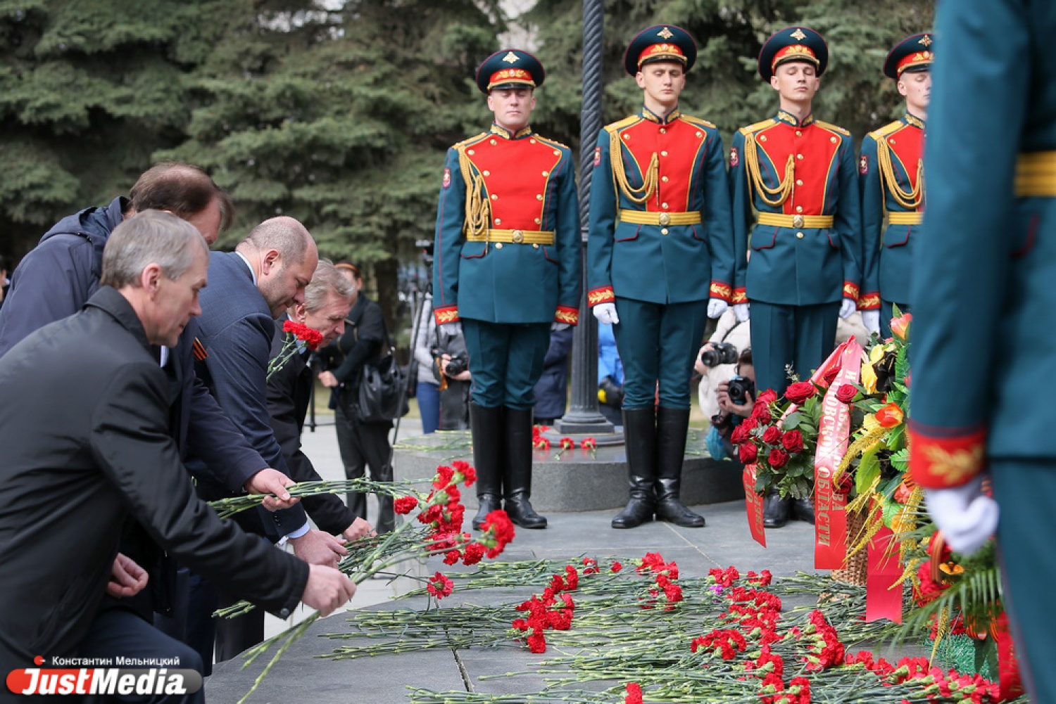 Возложение цветов к памятнику Жукову