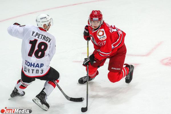 Хоккейный матч "Автомобилист" - "Трактор" (Челябинск)