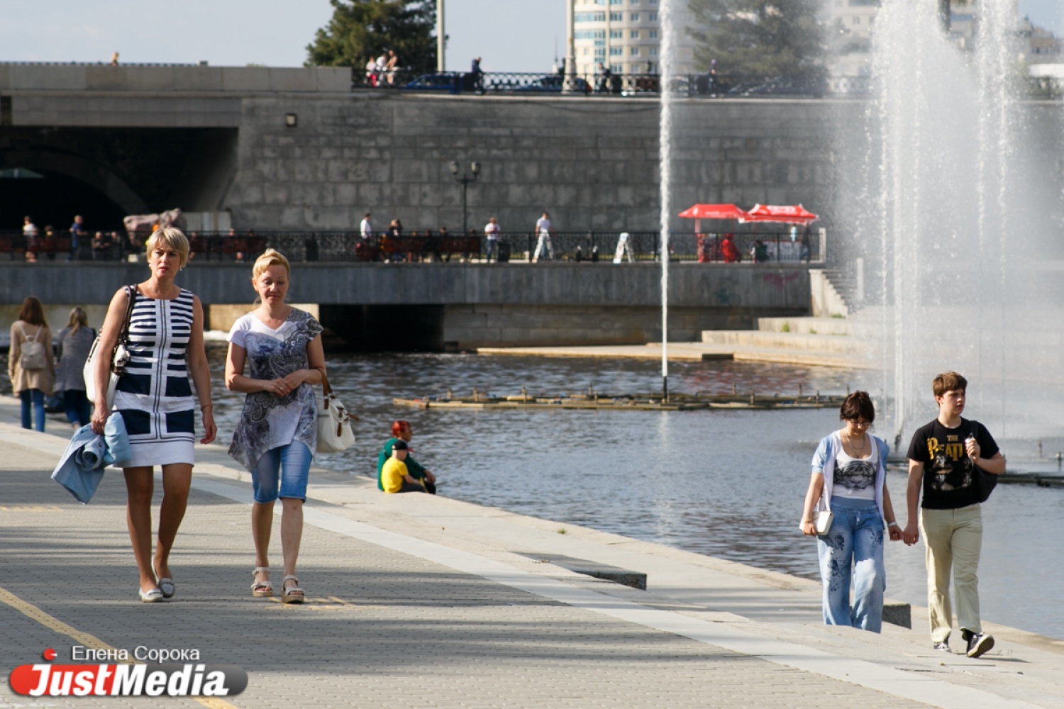 Девушка серьезная. Красивые девушки екатеринбурга. Улицы екатеринбурга девушки. Обычные девушки екатеринбург. Ото с деушкой екатеринбург.