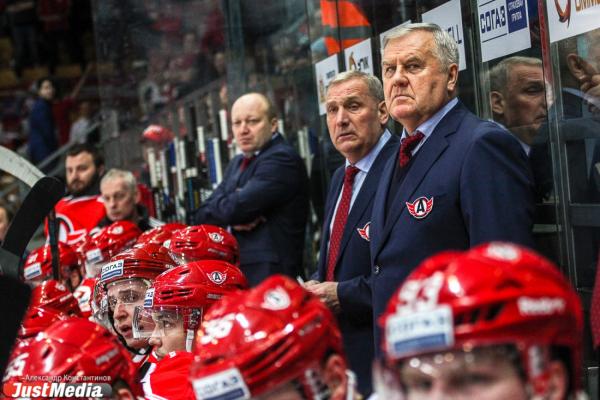 Хоккейный матч "Автомобилист" - "Спартак"