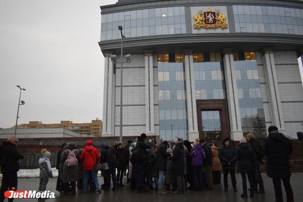 Противники QR-кодов у Заксобрания Свердловской области